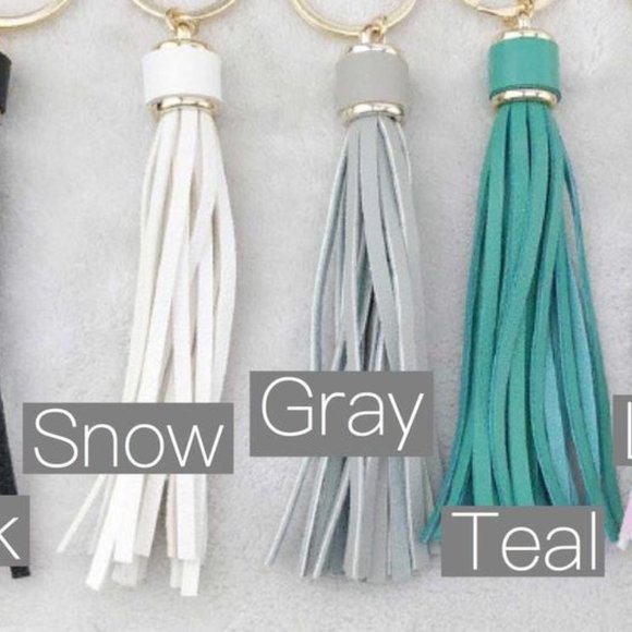 Snow White Hands Free Tassled Keychain - Picture 2 of 2